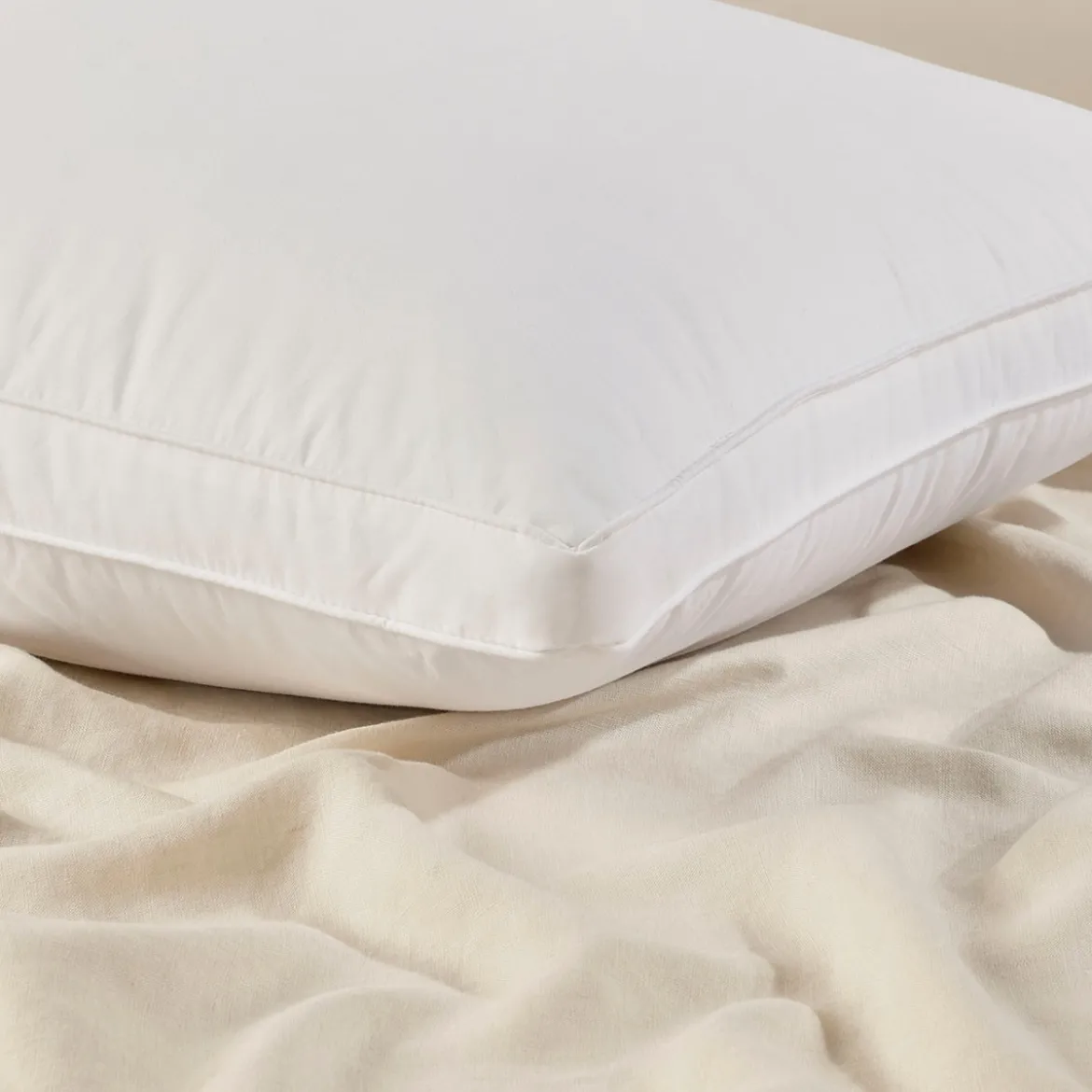 Ultra Loft Medium Gusseted Microfibre Pillow